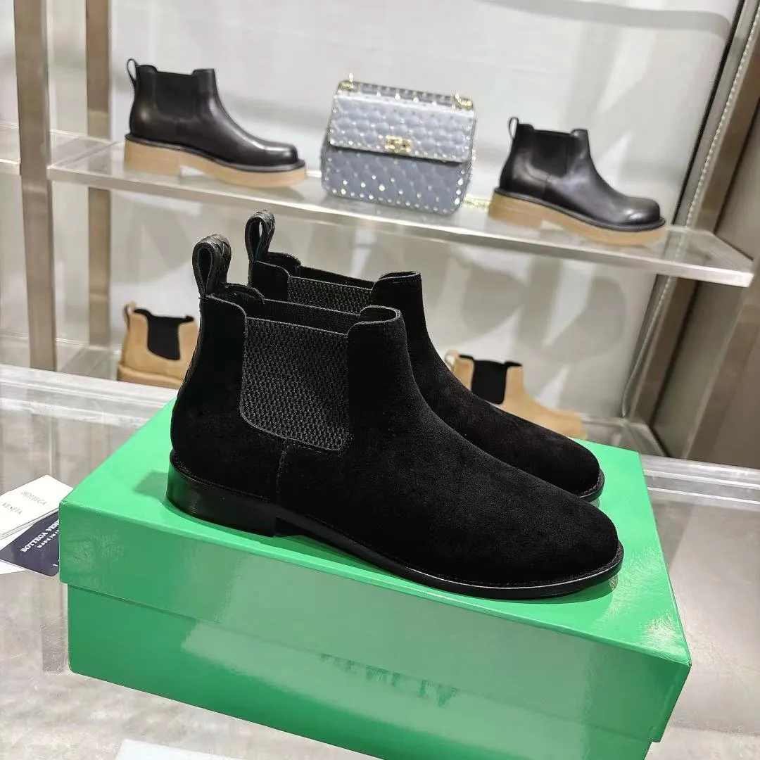 [BV] Top P: 840💰Size for couples: Female 35-39 Male 39--44 (Female 40. Male 38.45.46.47 customization is not returnable) [Note‼ ️] Add 💰 to size 46, add 20💰 to size 47, Bottega Veneta 2025 autumn and winter counter synchronized style Bottega Veneta small round toe short boots, high mercerized cow velvet, solid color cow lining! Leather outsole! A one-to-one replica of the original! Fine workmanship! quality assurance!